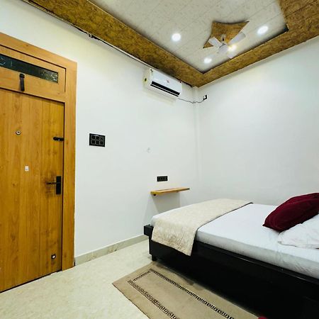 Aura Homestay Varanasi Ngoại thất bức ảnh
